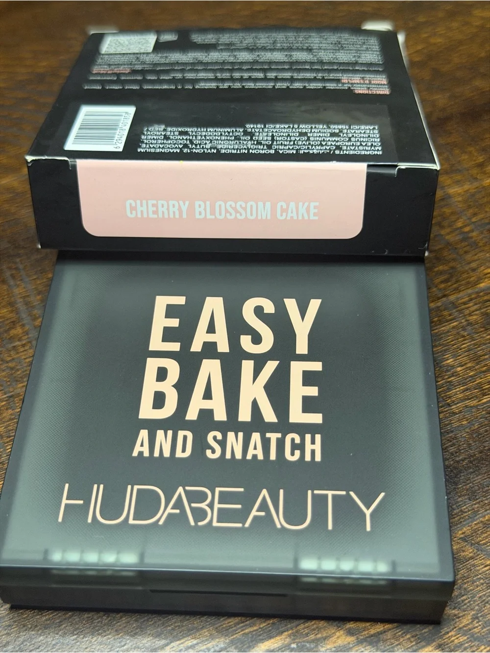 HUDA BEAUTY brightening finishing